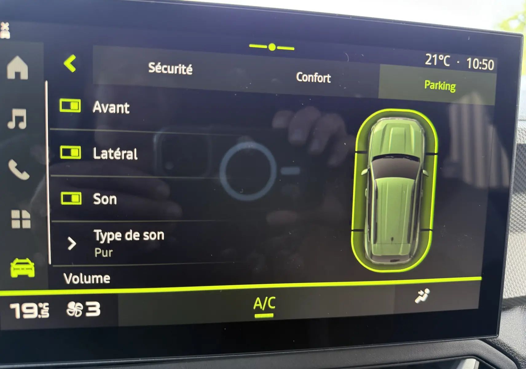 Écran tactile intérieur du Dacia Duster Hybrid 155 Journey 2026 affichant les réglages de sécurité et assistance au parking.