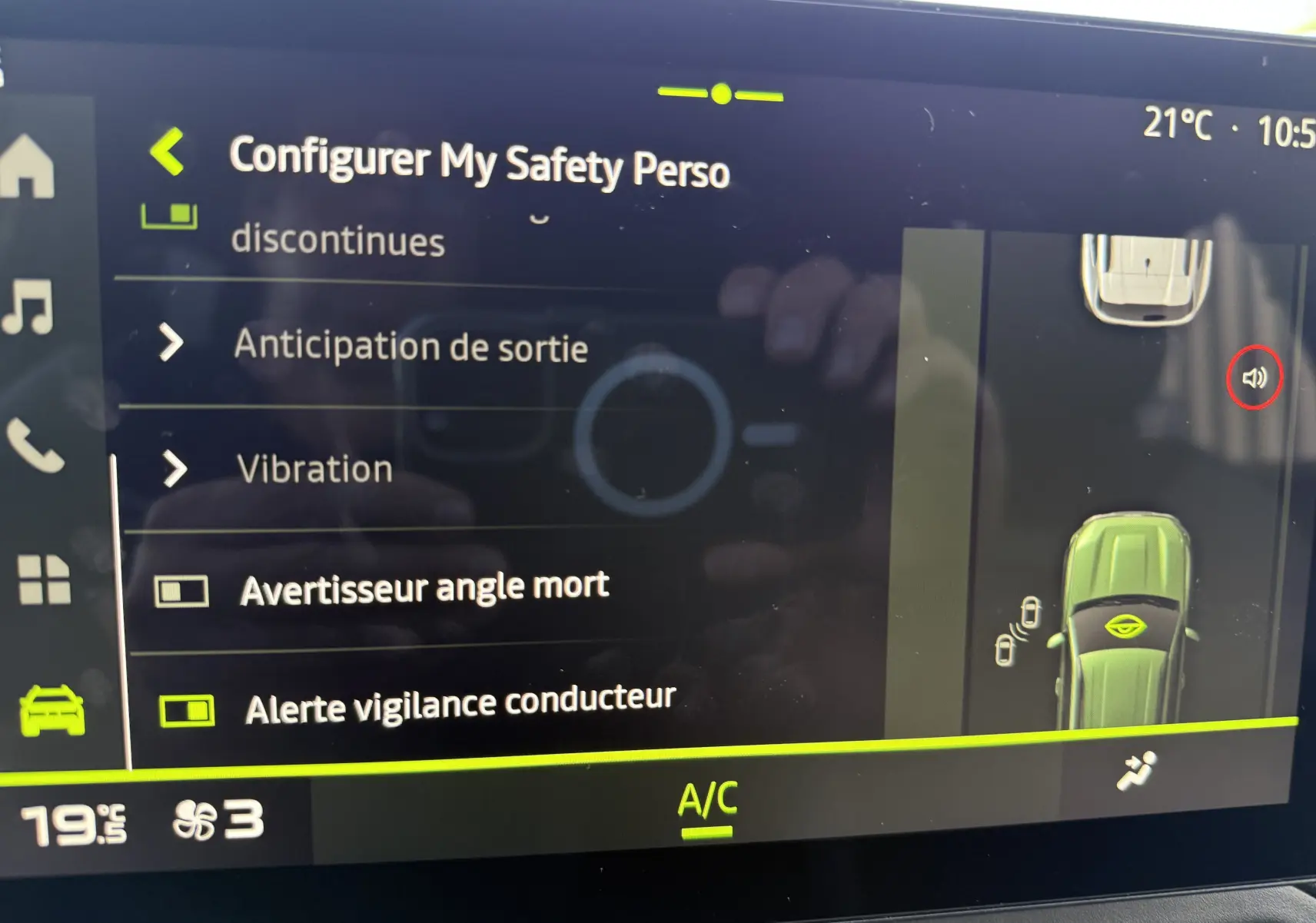 Écran tactile intérieur du Dacia Duster Hybrid 155 Journey 2026 montrant les réglages de sécurité et la vue 360° du véhicule vert.