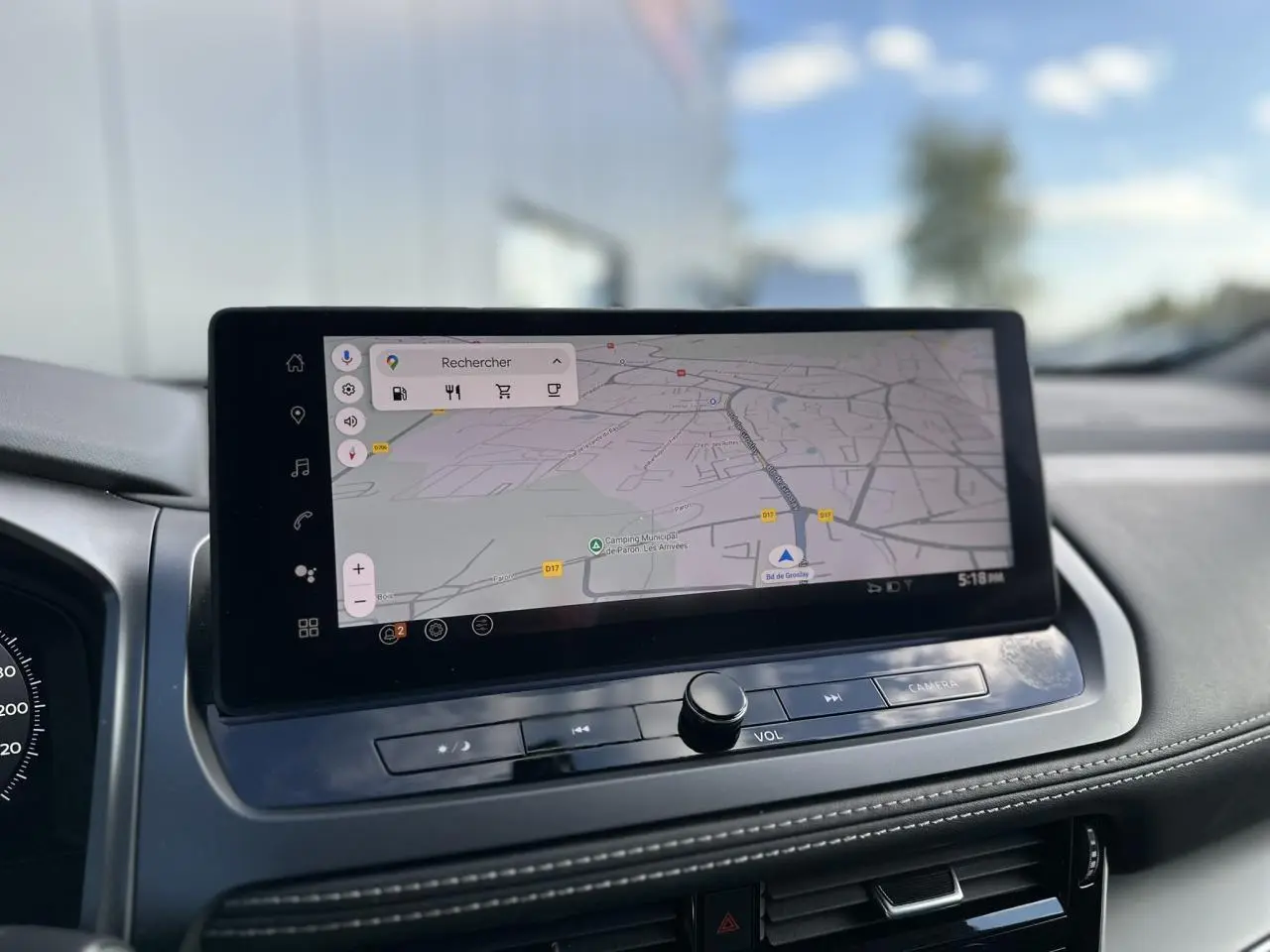 Écran tactile central affichant la navigation dans l'habitacle du Nissan Qashqai blanc nacré 2025.