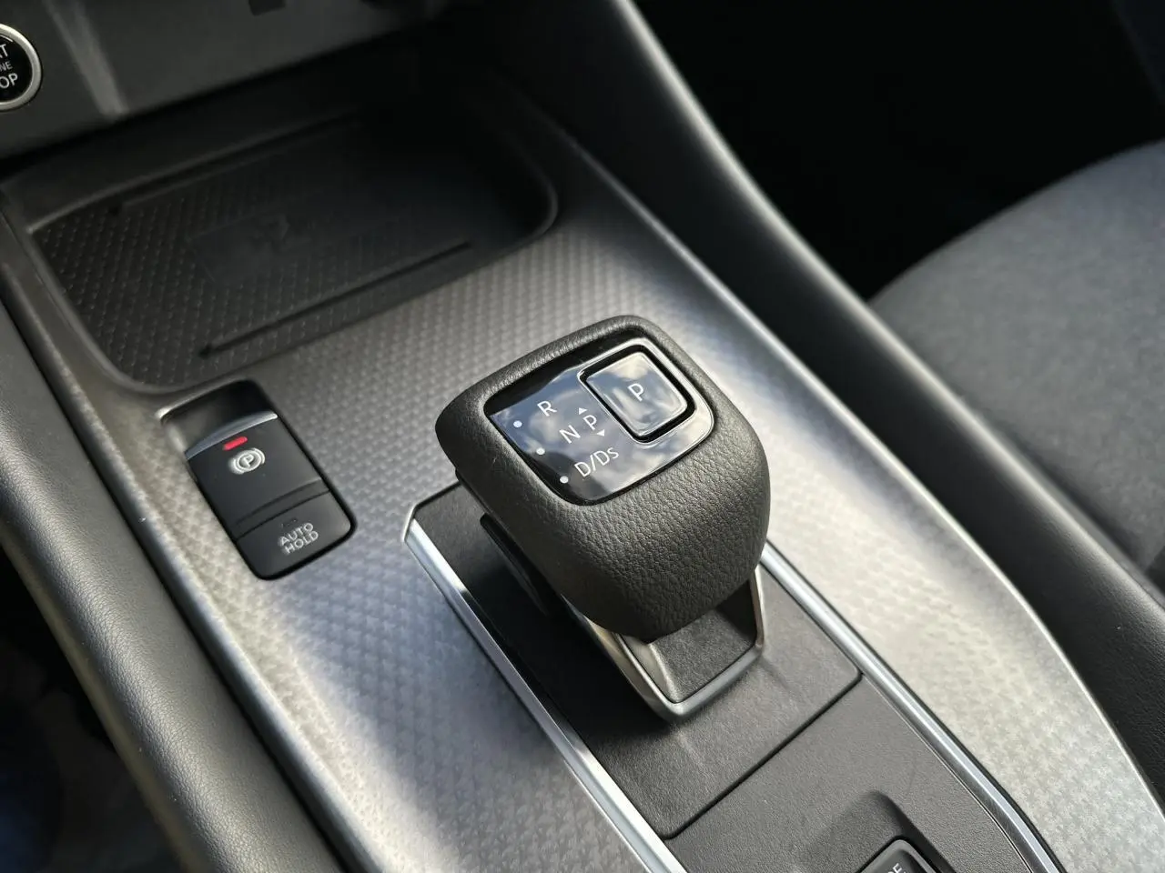 Gros plan sur le levier de vitesses automatique noir et la console centrale à finition carbone du Nissan Qashqai 2025.