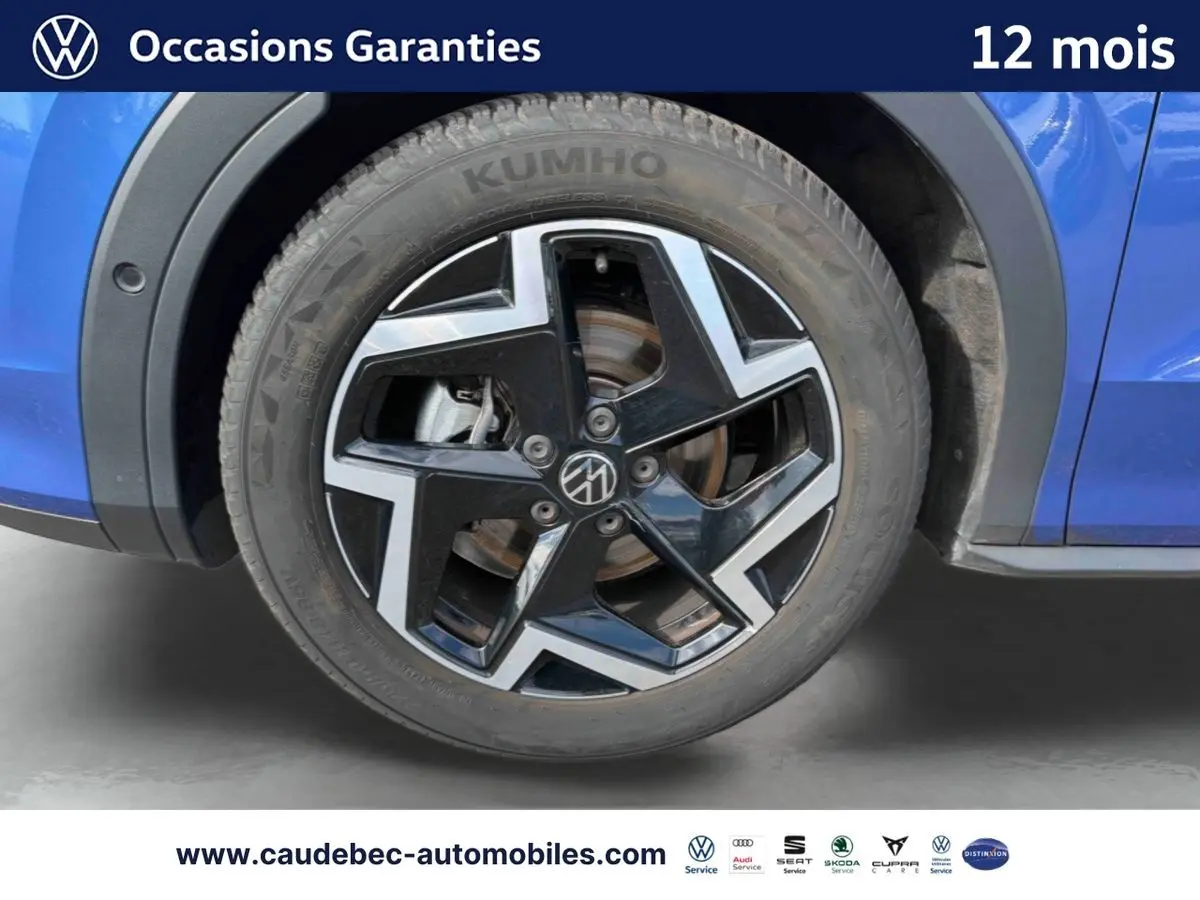 Gros plan sur la jante alliage noire et brillante Coventry 18 pouces du Volkswagen T-Roc bleu côté arrière droit.