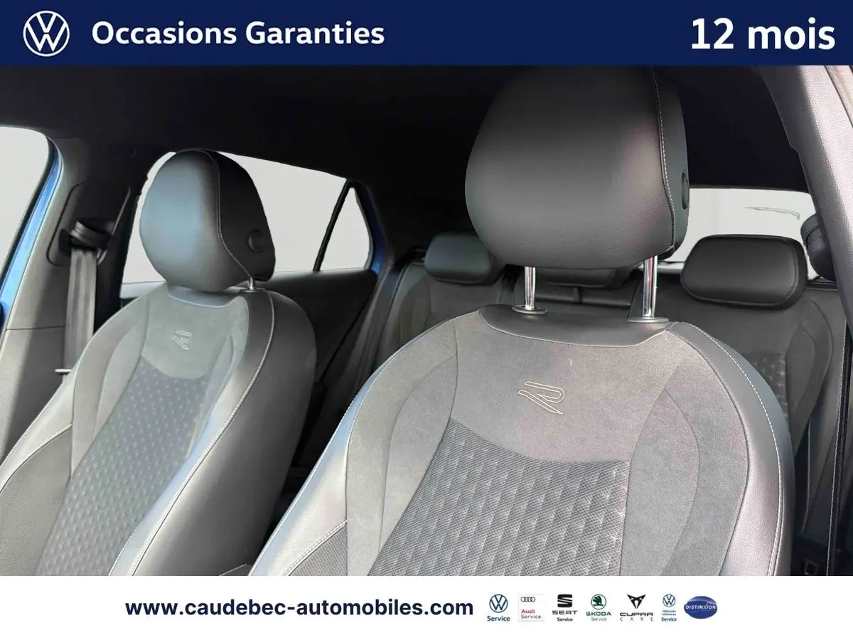 Intérieur du Volkswagen T-Roc 2026 montrant les sièges avant sport en cuir et alcantara gris avec logo R brodé.