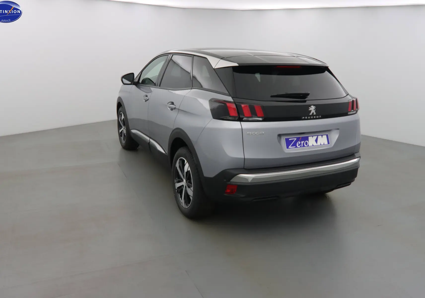 Vue 3/4 arrière droite du Peugeot 3008 gris Artense métal avec feux arrière à griffes rouges distinctifs.