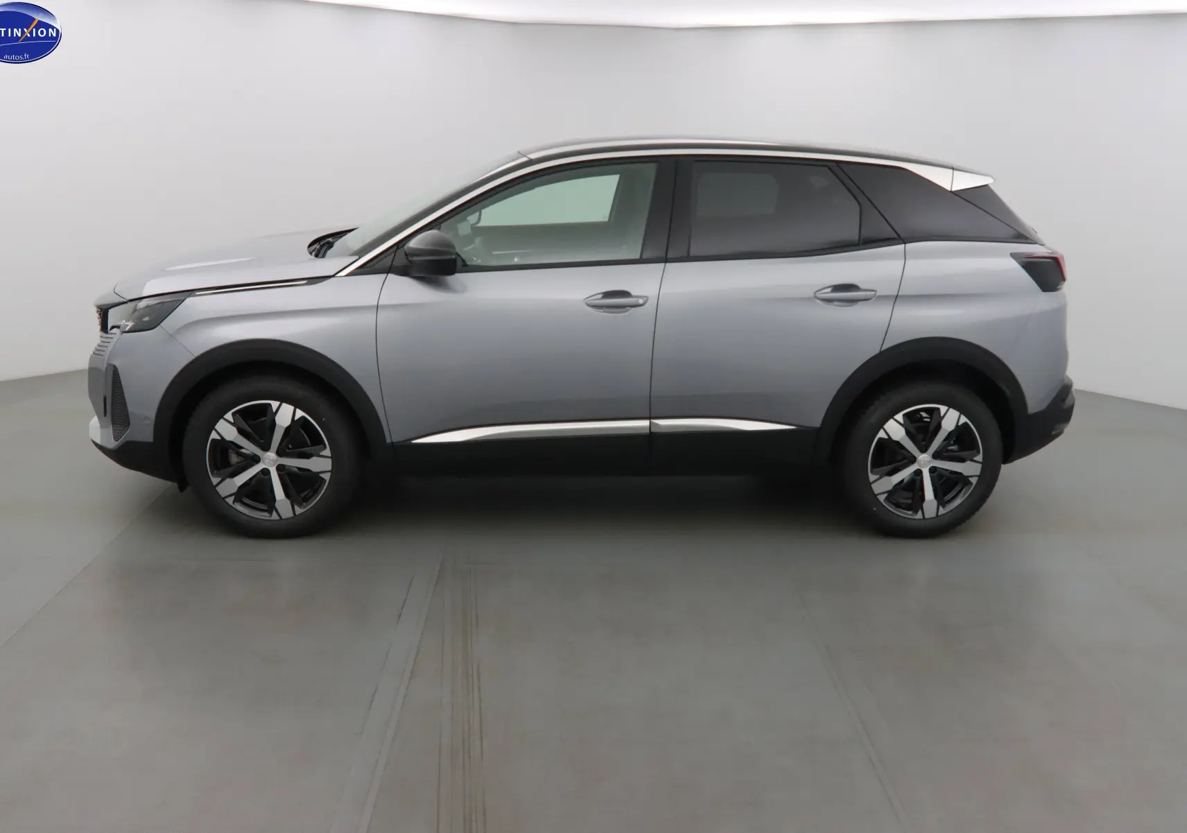 Peugeot 3008 gris Artense métal vue de profil côté gauche dans un studio lumineux avec jantes bi-ton.