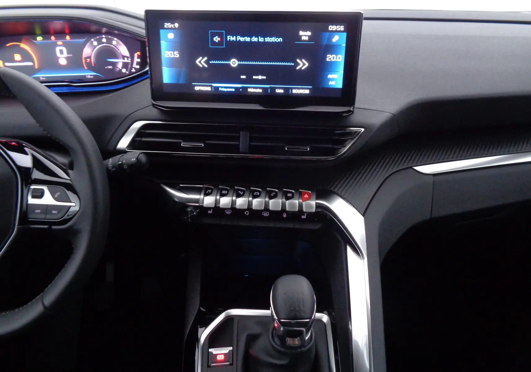 Intérieur Peugeot 3008 2023 en gris, vue centrale sur tableau de bord avec écran tactile et levier de vitesse manuel.
