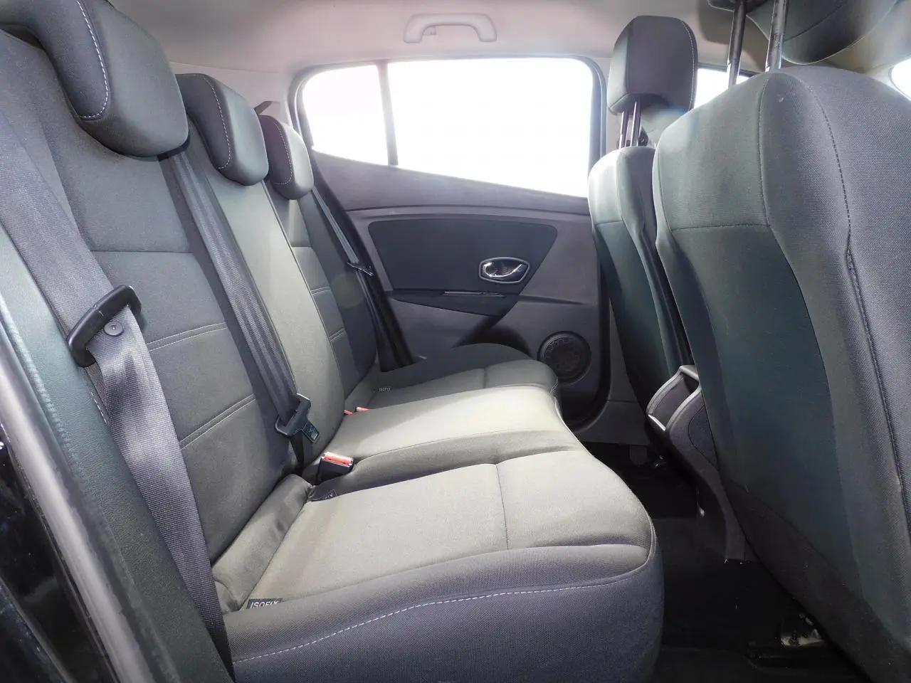 Vue intérieure côté gauche de la banquette arrière noire de la Renault Mégane 2015 avec appuie-têtes réglables.