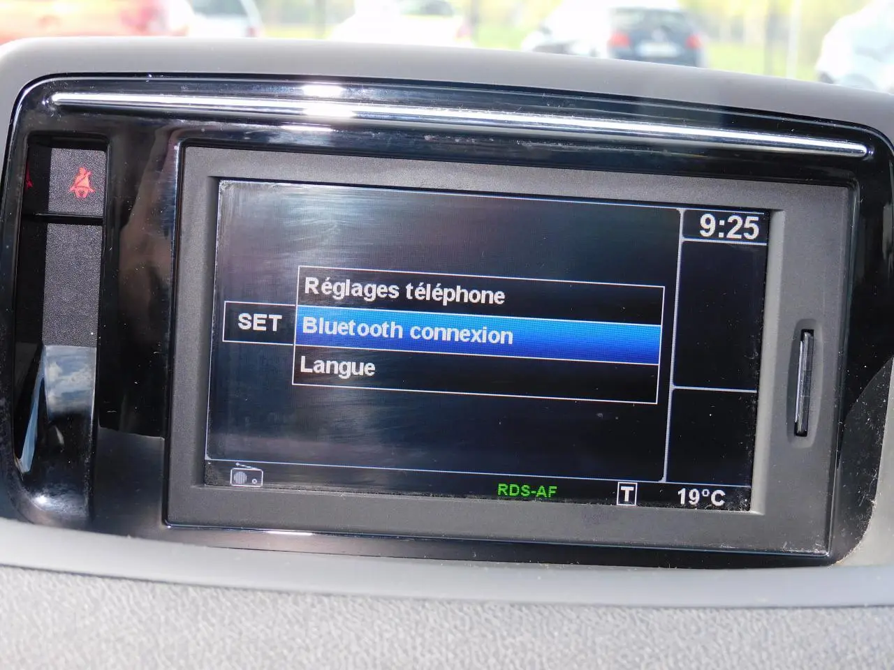 Écran central tactile de la Renault Mégane 2015 affichant le menu Bluetooth en intérieur lumineux.