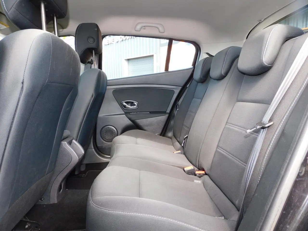 Vue latérale intérieure côté droit des sièges arrière noirs de la Renault Mégane 1.2 TCe 130 Limited de 2015.