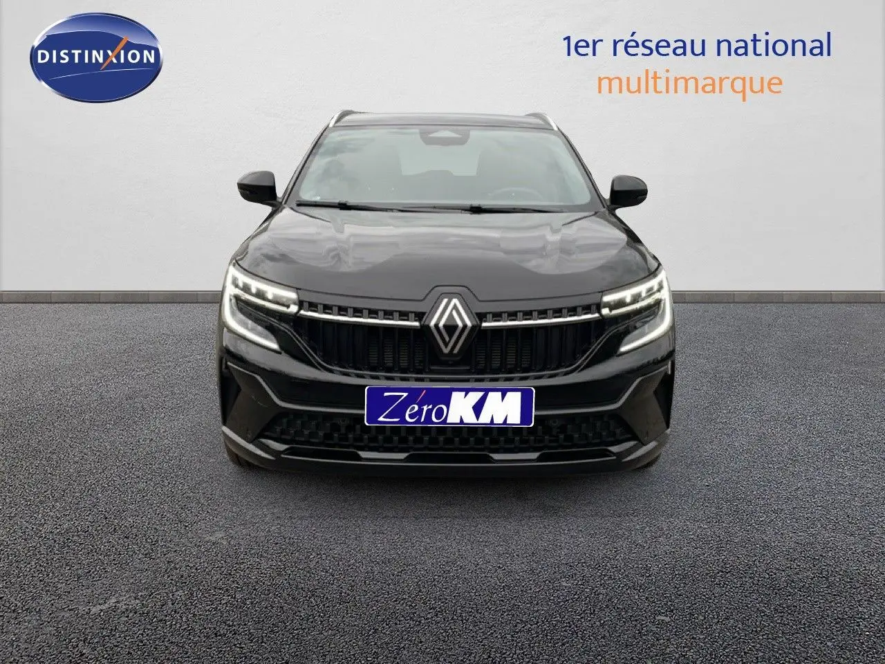 Vue frontale d'un Renault Espace 2025 noir étoile métal avec calandre distinctive et feux LED allumés.