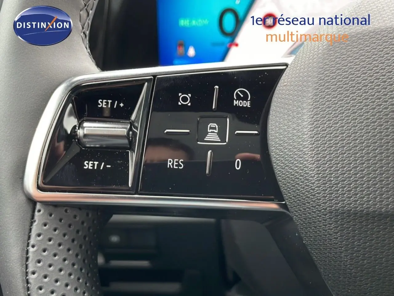 Gros plan sur les commandes au volant du Renault Espace 2025 en cuir noir, mettant en valeur les boutons de régulateur de vitesse.