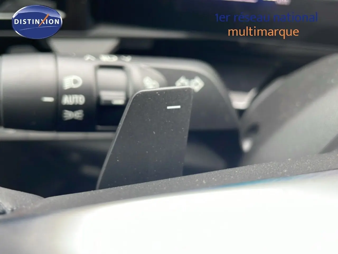 Gros plan sur la palette de changement de vitesses côté droit du volant d'un Renault Espace noir étoile métal 2025.