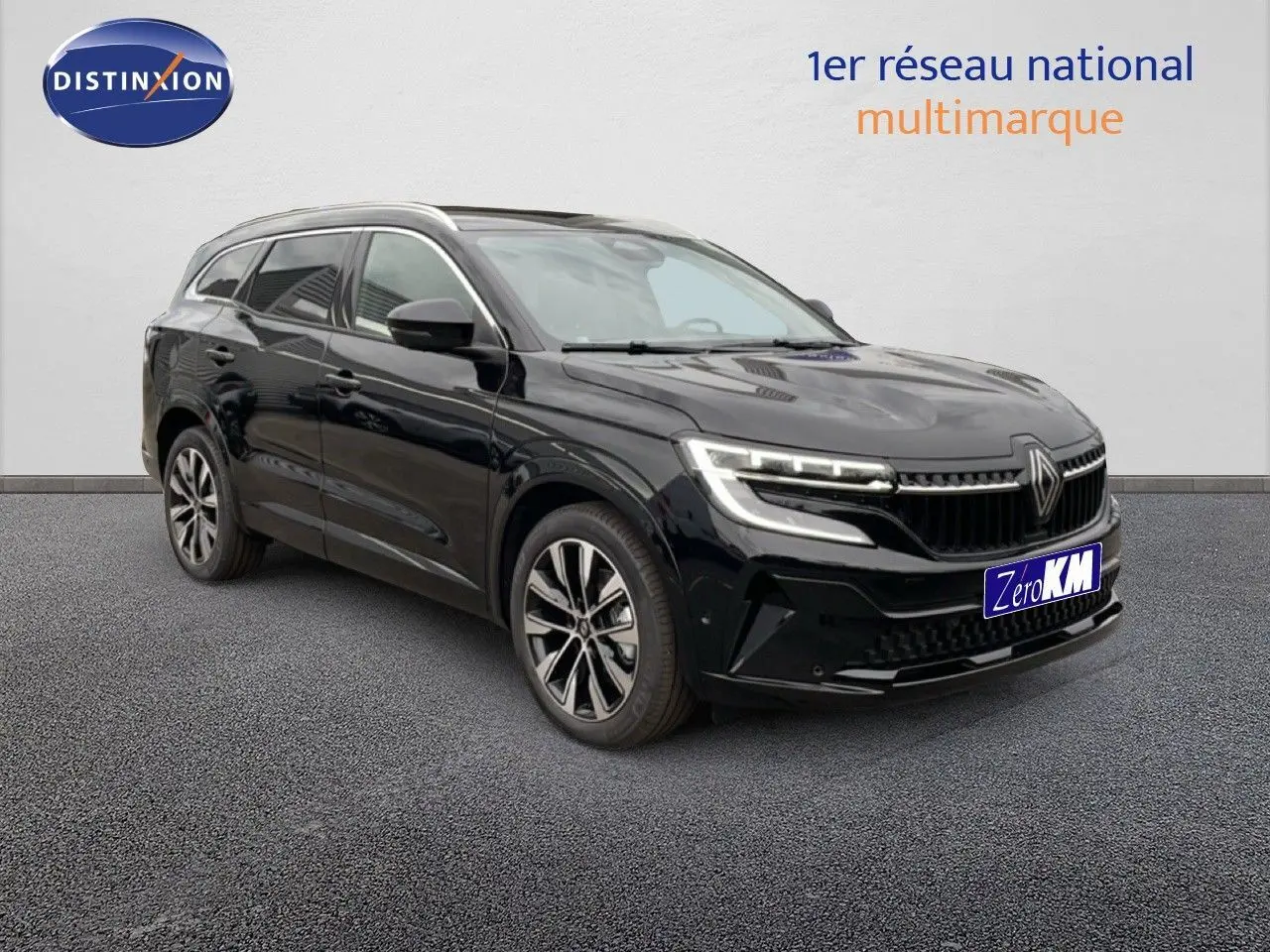 Renault Espace noir étoile métal en 3/4 avant droit, mettant en valeur ses phares LED et jantes bi-ton.