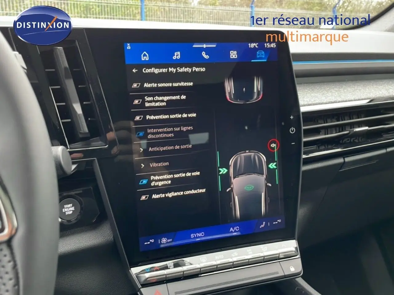 Écran tactile central affichant les aides à la conduite dans l'habitacle du Renault Espace noir étoile métal 2025.