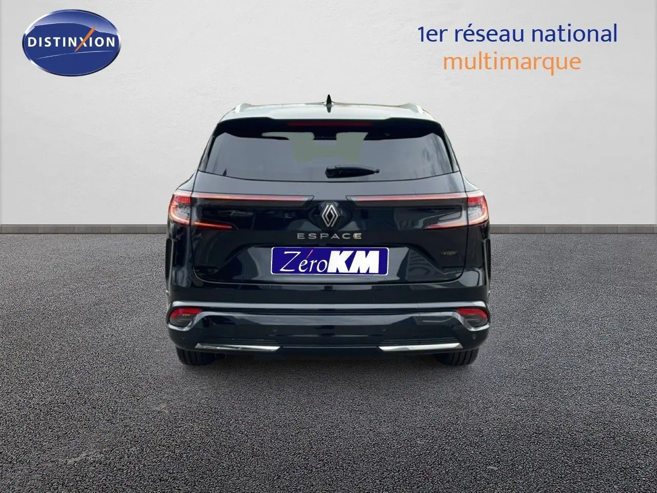Vue arrière du Renault Espace 2025 noir étoile métal avec feux LED et logo central bien visibles.