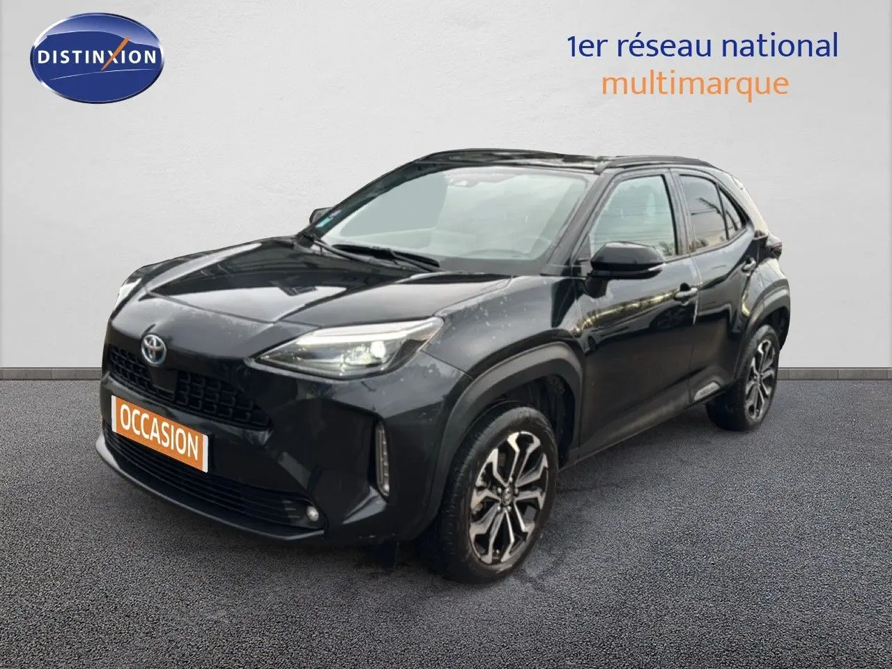 Toyota Yaris Cross noire vue en 3/4 avant droit, soulignant ses jantes bi-ton et son design compact moderne.