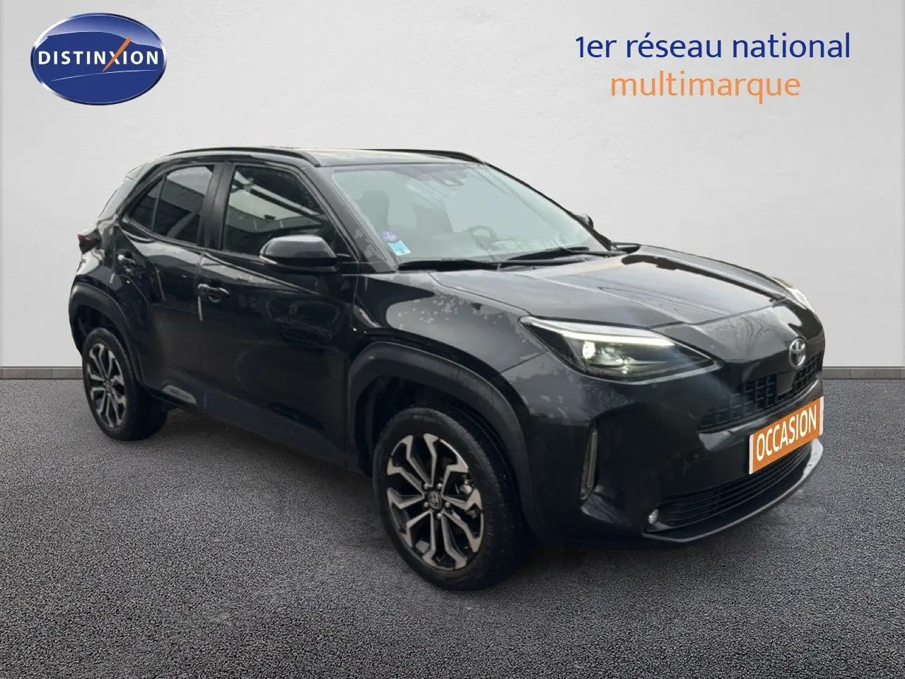 Toyota Yaris Cross 116h Design noir vue 3/4 avant droit avec jantes bi-ton et feux LED allumés