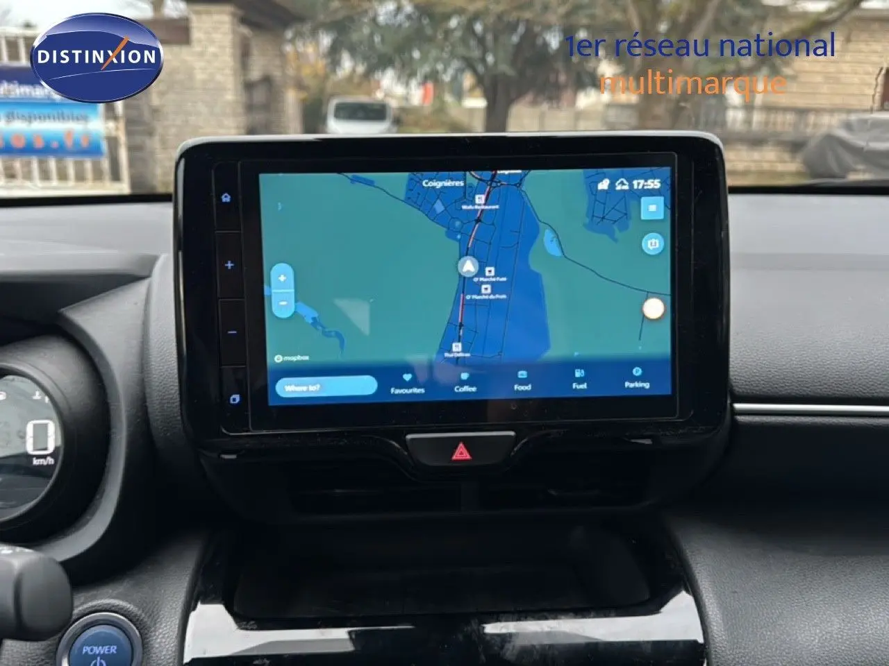 Écran tactile central affichant une carte GPS dans l'habitacle noir d'une Toyota Yaris Cross 116h Design 2023.