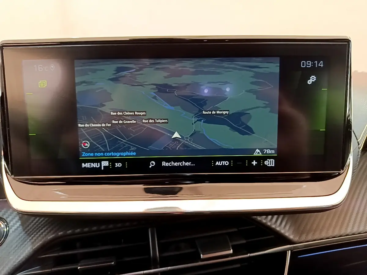 Écran tactile 10 pouces du système de navigation de la Peugeot 208 GT Line, affichant une carte en mode 3D.