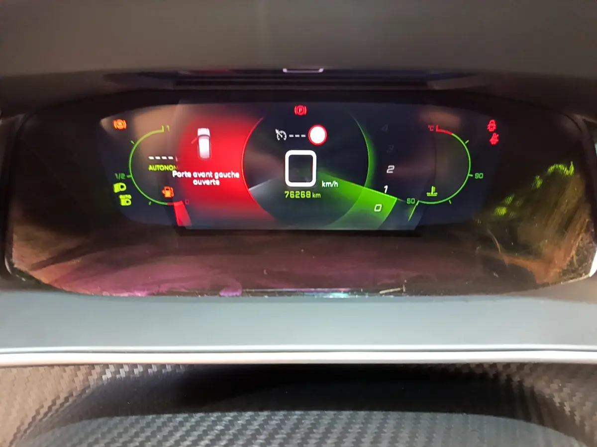 Tableau de bord numérique de Peugeot 208 GT Line 2020 affichant porte avant gauche ouverte et compteur à zéro km/h.