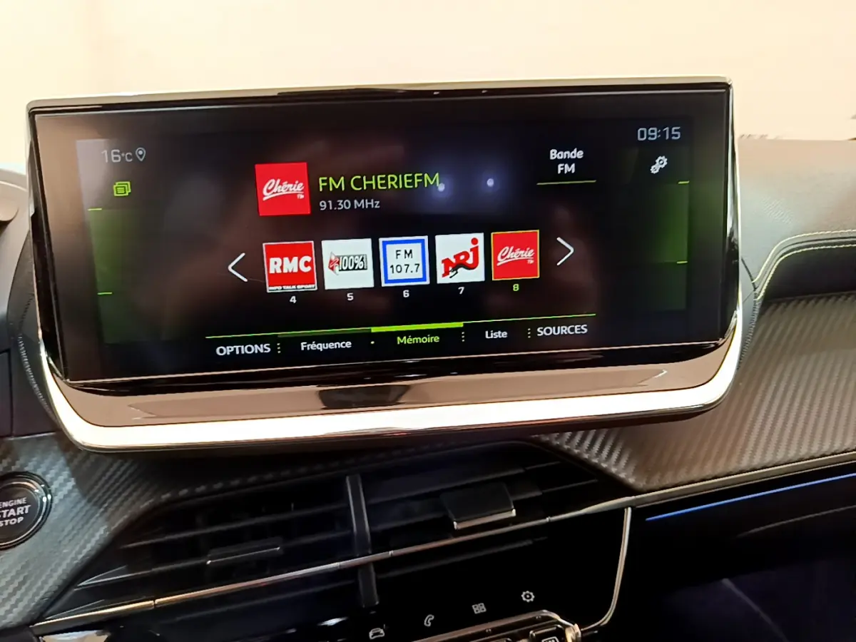 Écran tactile 10 pouces du tableau de bord du Peugeot 208 GT Line 2020 affichant les stations radio FM.