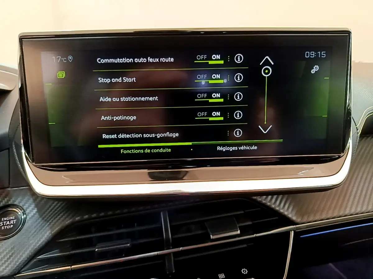 Écran tactile central affichant les réglages de conduite dans l'habitacle d'une Peugeot 208 rouge GT Line 2020.
