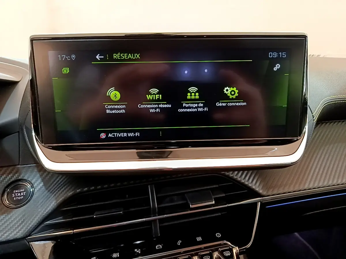 Écran tactile central affichant les options Wi-Fi dans l’habitacle noir du Peugeot 208 GT Line 2020.