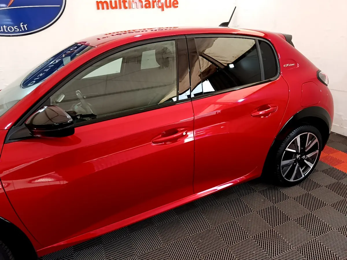 Profil droit de la Peugeot 208 GT Line rouge 2020 avec jantes alliage et rétroviseurs noirs brillants.