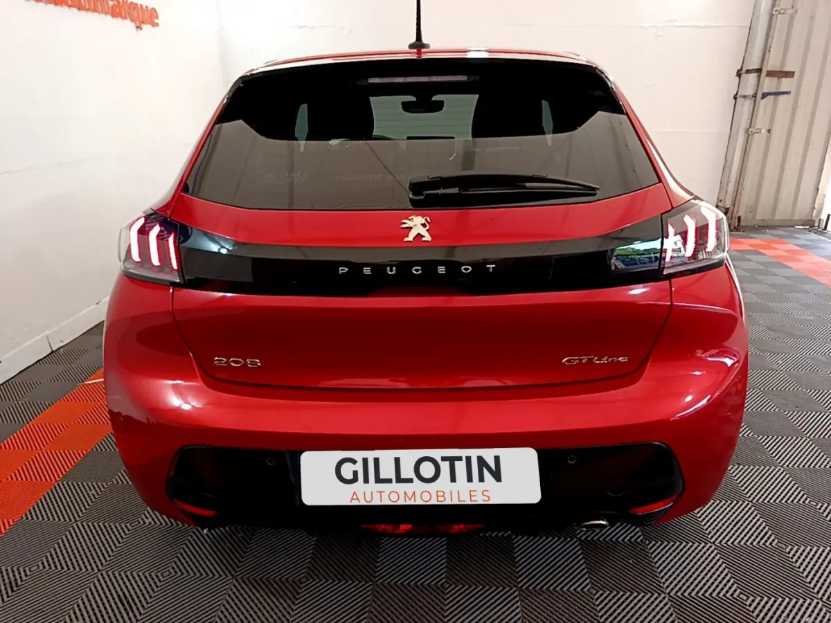 Vue arrière d'une Peugeot 208 GT Line rouge 2020 avec feux LED caractéristiques et logo Peugeot central.