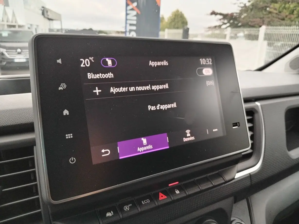 Écran tactile central affichant le menu Bluetooth dans l'habitacle du Nissan Primastar blanc, vue intérieure rapprochée.