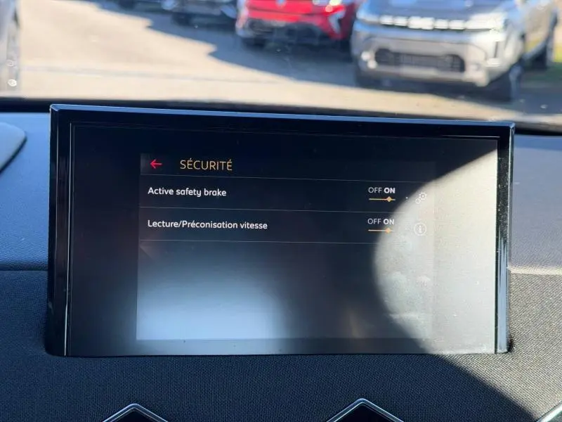Écran tactile du tableau de bord du DS3 Crossback affichant les réglages de sécurité, vue intérieure frontale.