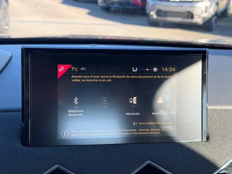 Écran tactile central du tableau de bord du DS3 Crossback 2020 affichant les options Bluetooth et Android Auto.