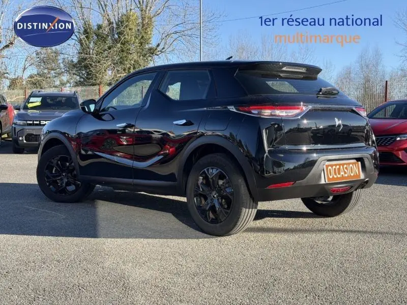 Vue 3/4 arrière droite d'un DS3 Crossback noir brillant avec jantes noires et becquet arrière distinctif.