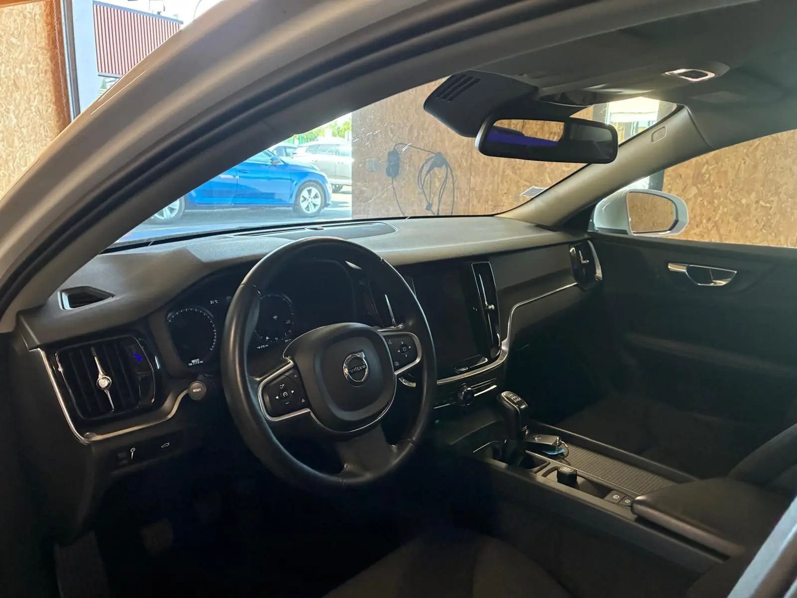 Intérieur noir de la Volvo V60 D3 2020, vue côté conducteur avec tableau de bord et volant multifonction.