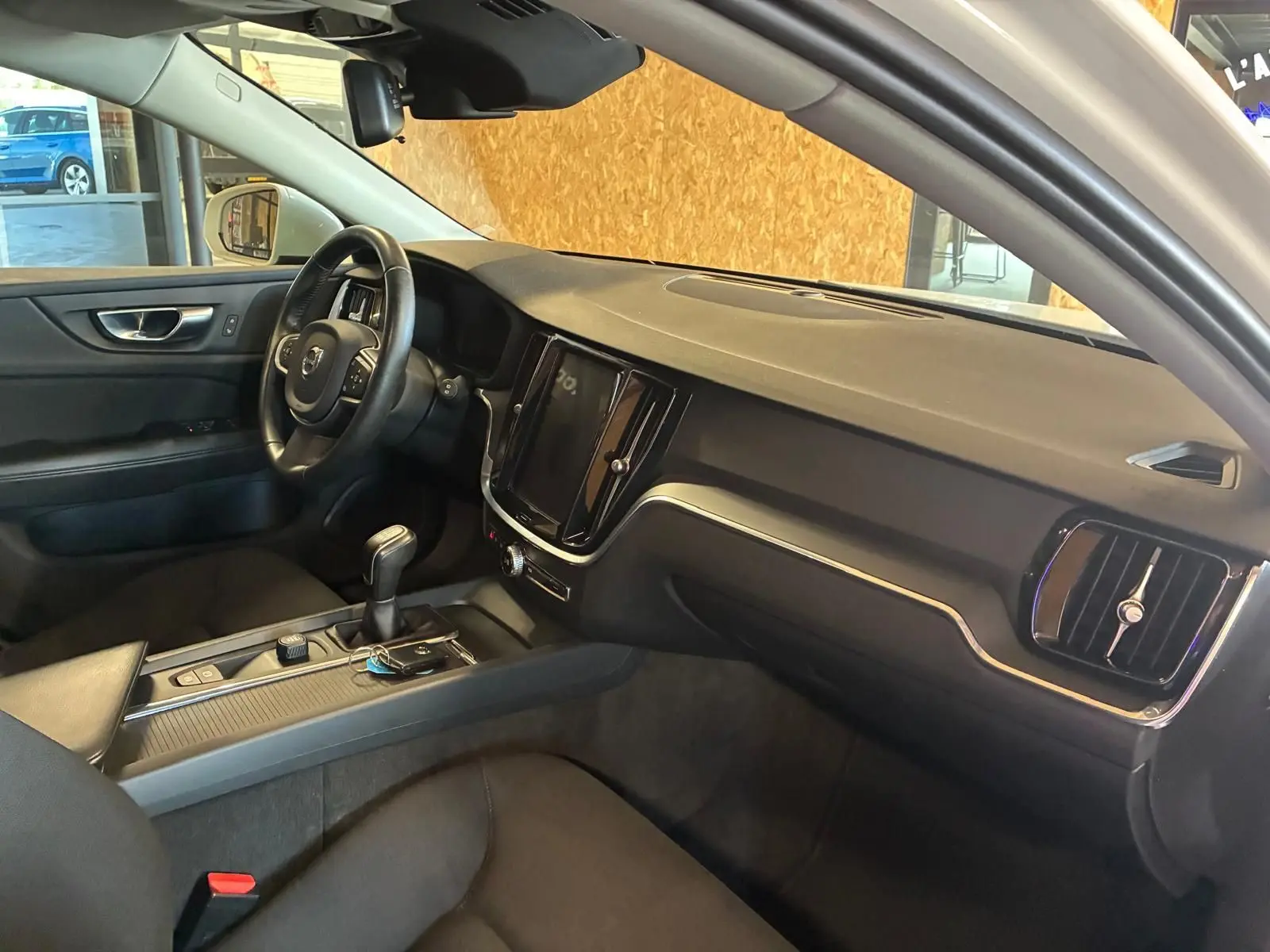 Intérieur noir de la Volvo V60 D3 2020, vue côté conducteur avec tableau de bord et console centrale moderne.