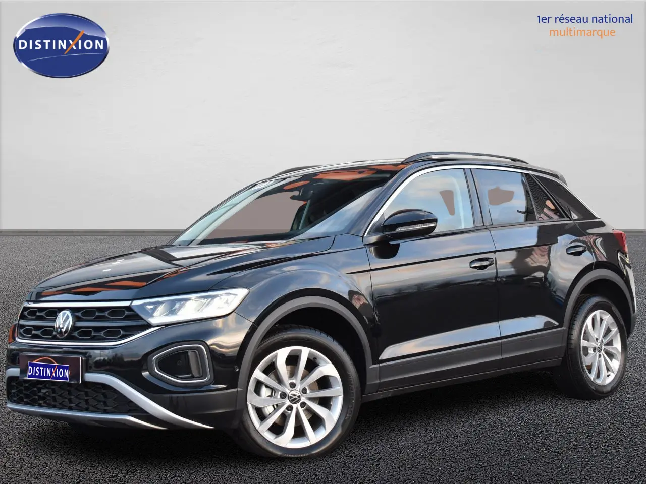 Volkswagen T-Roc 2025 noir Grenadilla en 3/4 avant droit avec jantes alliage 17 pouces et feux LED allumés.