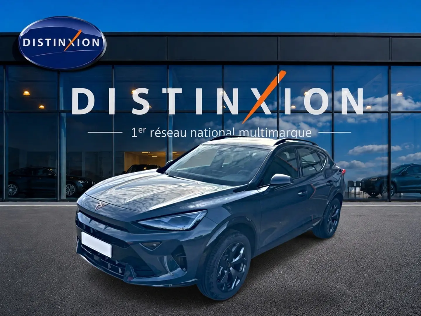 Vue 3/4 avant droite d'un CUPRA Formentor 1.5 etsi hybrid bleu fjord avec jantes 18 pouces devant un showroom Distinxion.