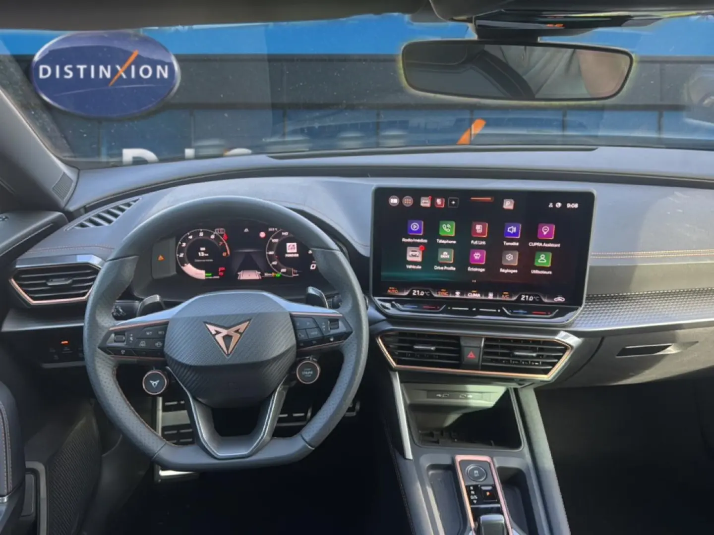Vue intérieure avant du CUPRA Formentor bleu fjord 2026, volant sport multifonction et écran tactile central lumineux.