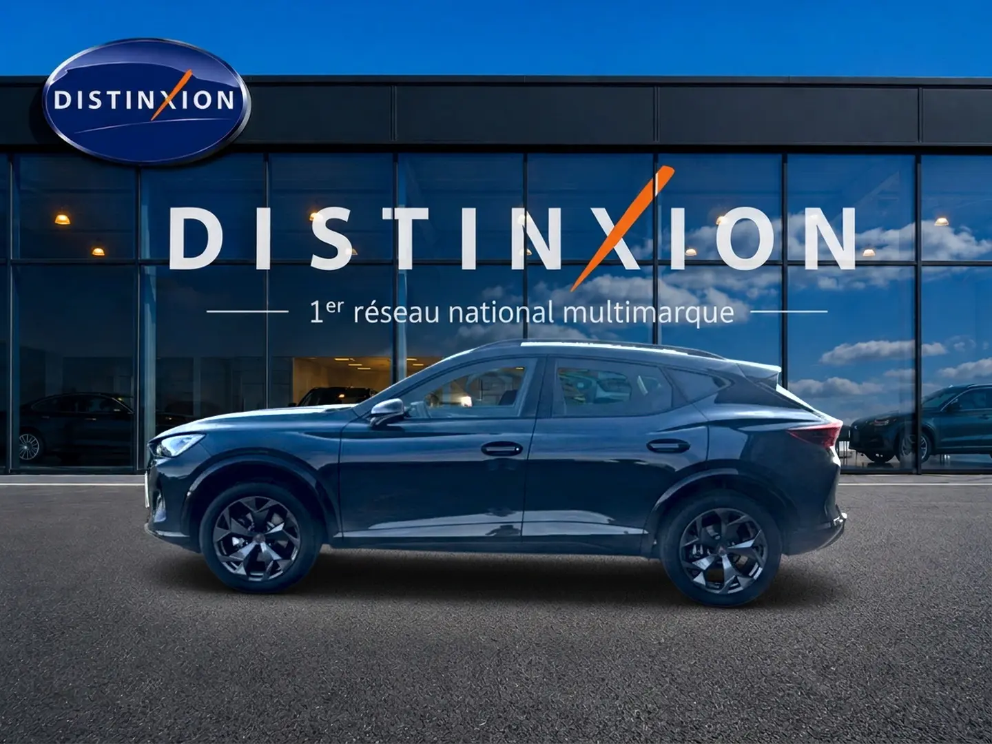 Vue de profil côté gauche d'un CUPRA Formentor 1.5 etsi hybrid bleu fjord devant une vitrine Distinxion.