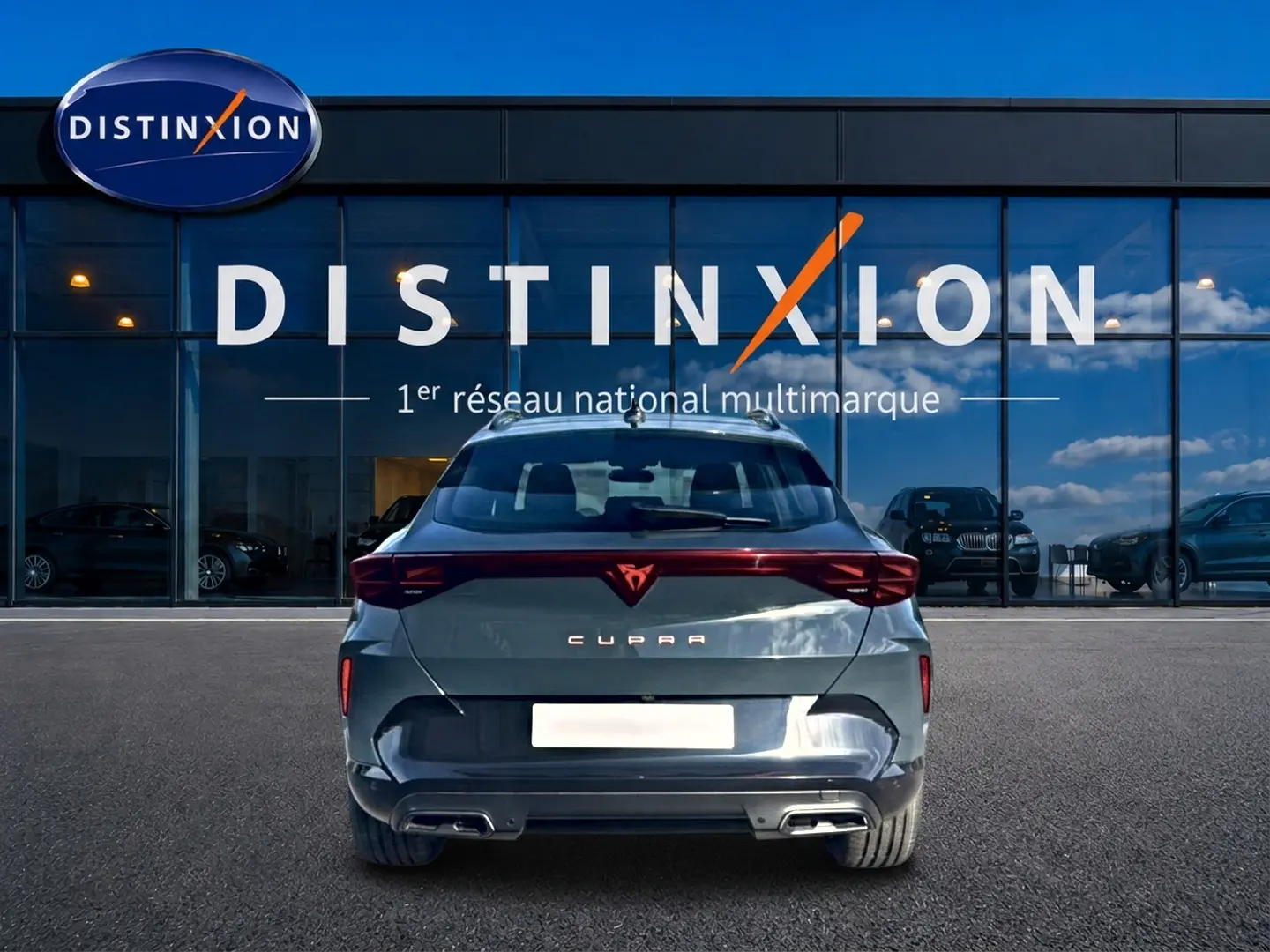 Vue arrière d'une CUPRA Formentor bleu fjord 2026 avec feux arrière LED et double sortie d'échappement.