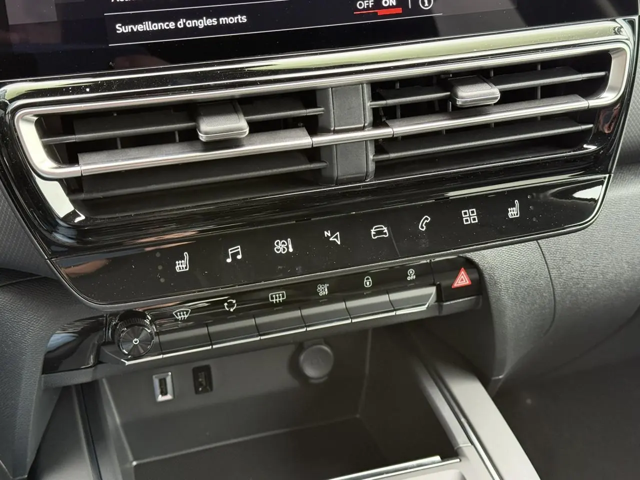 Vue rapprochée de la console centrale du Citroën C5 Aircross 2025, avec commandes tactiles et aérateurs noirs brillants.