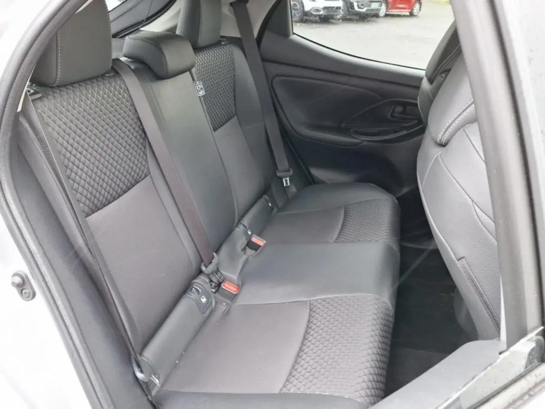 Vue intérieure côté droit des sièges arrière en tissu noir avec motifs géométriques d'une Mazda2 hybride argent 2022.