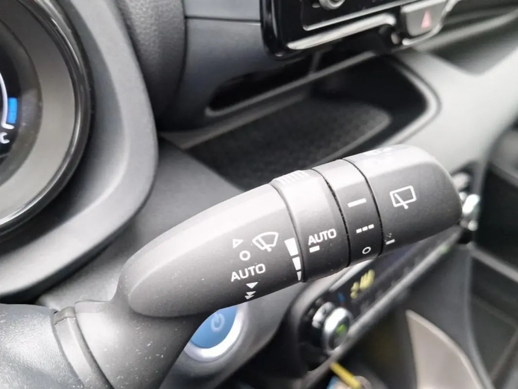 Gros plan sur la commande d'essuie-glace automatique dans l'habitacle d'une Mazda2 hybride argentée 2022.