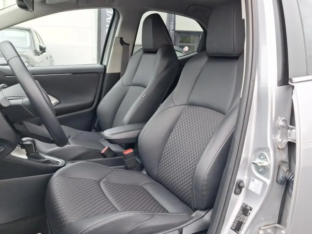 Vue intérieure côté conducteur de la Mazda2 hybride 2022 argent, sièges avant en cuir noir avec surpiqûres.