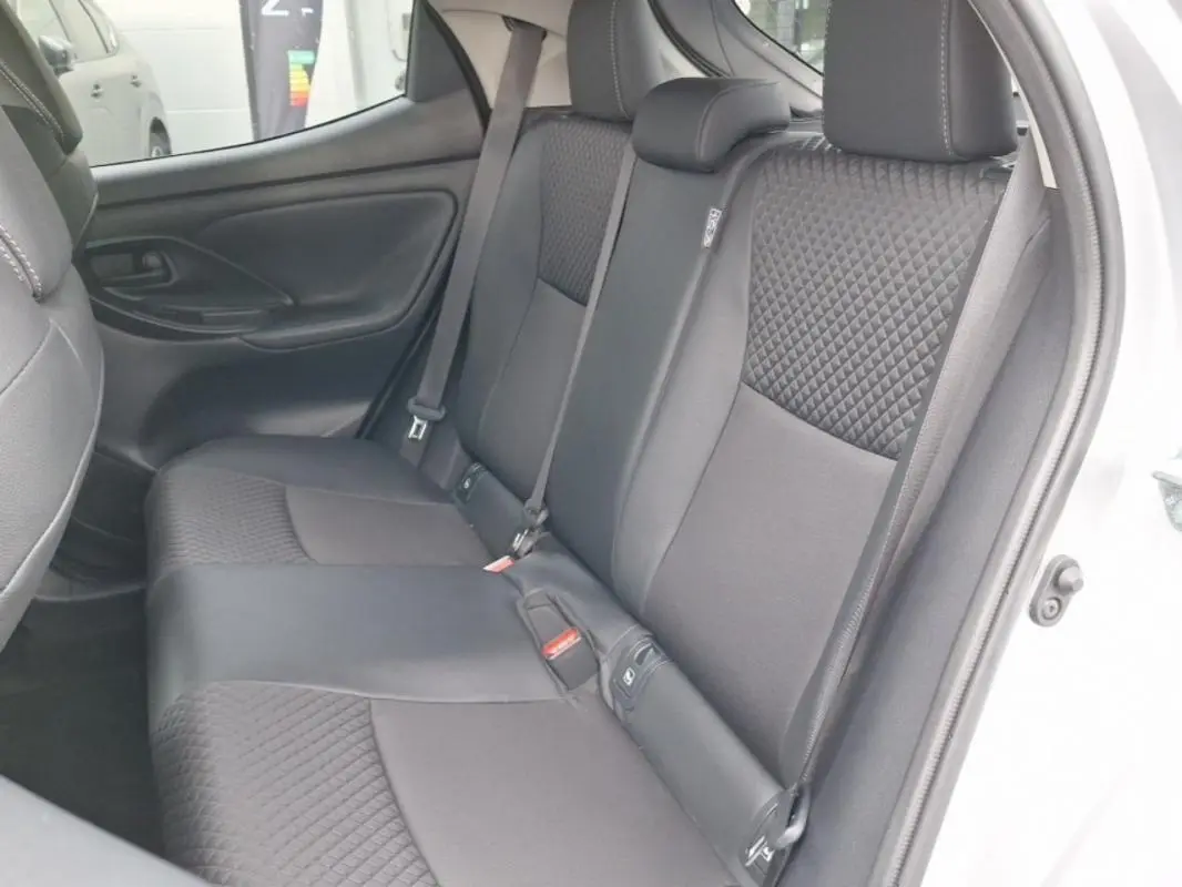 Vue intérieure du siège arrière côté droit de la Mazda2 Hybrid 2022 avec sellerie noire et détails matelassés.