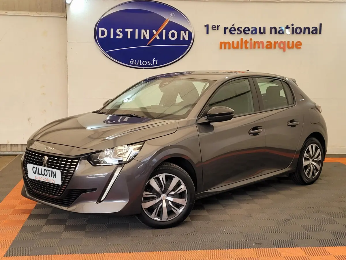 Peugeot 208 BlueHDi 100 S&S Active Pack gris foncé vue 3/4 avant droit en intérieur showroom.