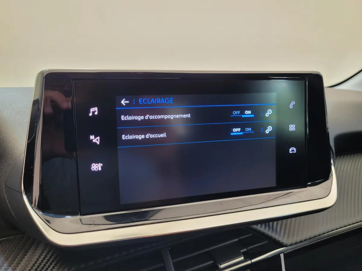 Écran tactile central de la Peugeot 208 gris foncé affichant les réglages d’éclairage intérieur.
