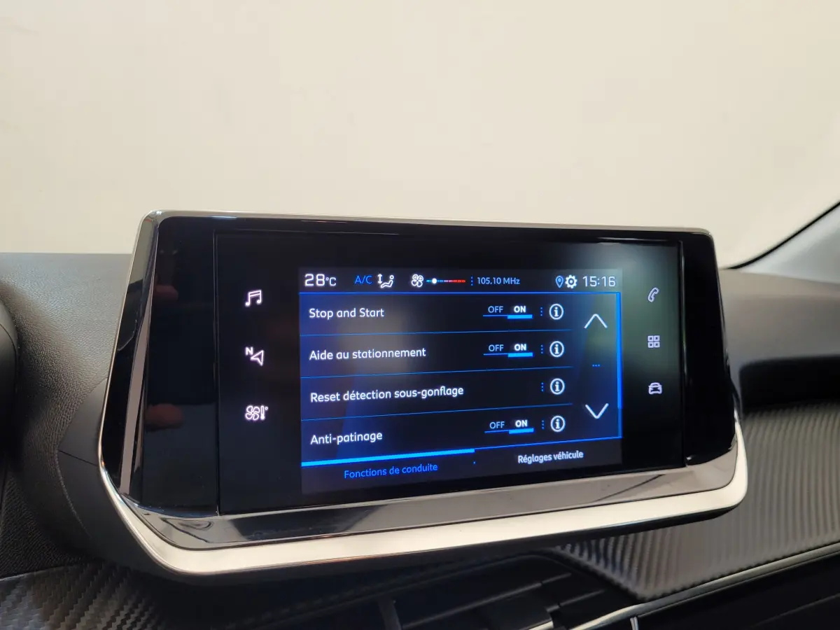 Écran tactile central de 7 pouces affichant les réglages d'aide à la conduite dans un Peugeot 208 gris foncé 2023.