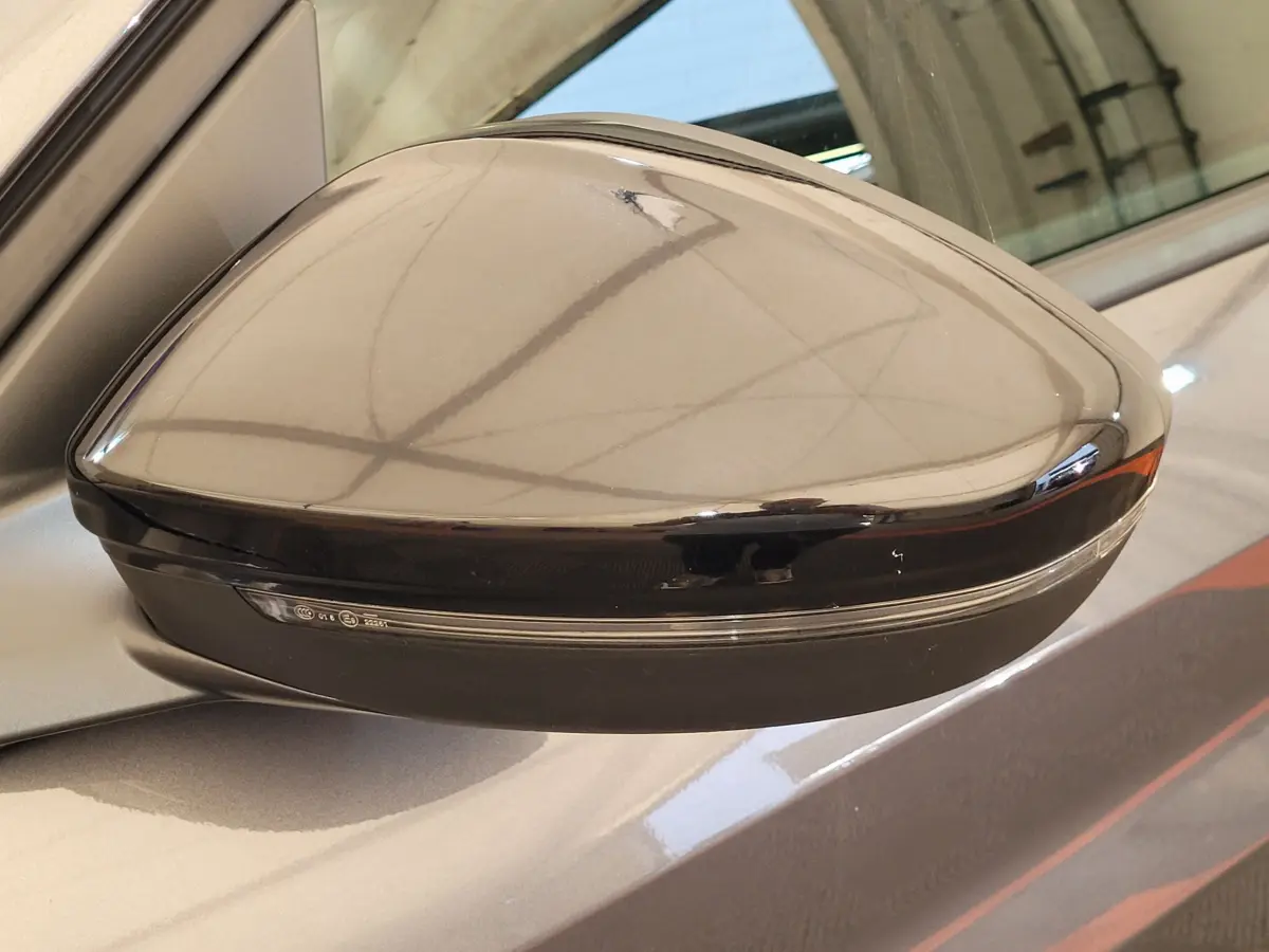 Gros plan sur le rétroviseur droit gris foncé de la Peugeot 208 BlueHDi 100 S&S Active Pack 2023 avec clignotant intégré.