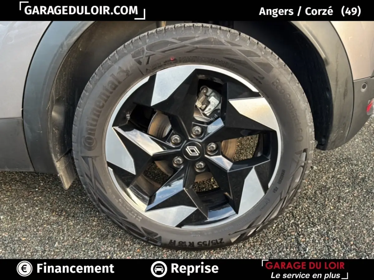 Gros plan sur la roue avant droite du Renault Captur gris foncé 2025, jante alliage noire et argentée au design géométrique.