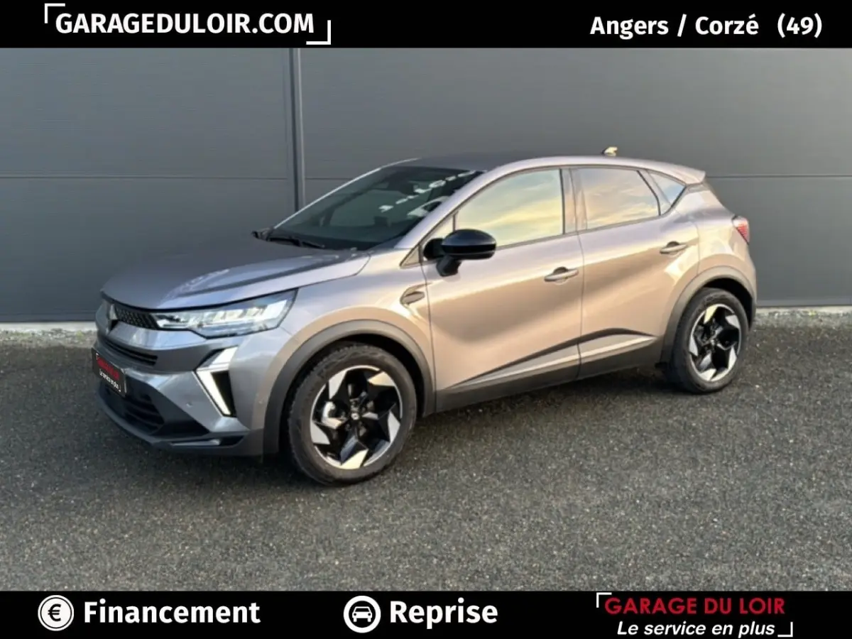 Renault Captur Techno TCe 90 2025 gris foncé en 3/4 avant droit avec jantes noires et détails modernes.